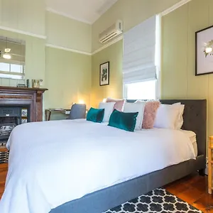 Bed & Breakfast 99 Kirkland Brisbane